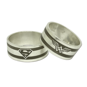 Alianças de Prata com Resina Super Man e Wonder Woman com 7mm